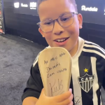 Ex-Atlético vai à Arena MRV, faz elogios, e filho é presenteado por Hulk e Bernard