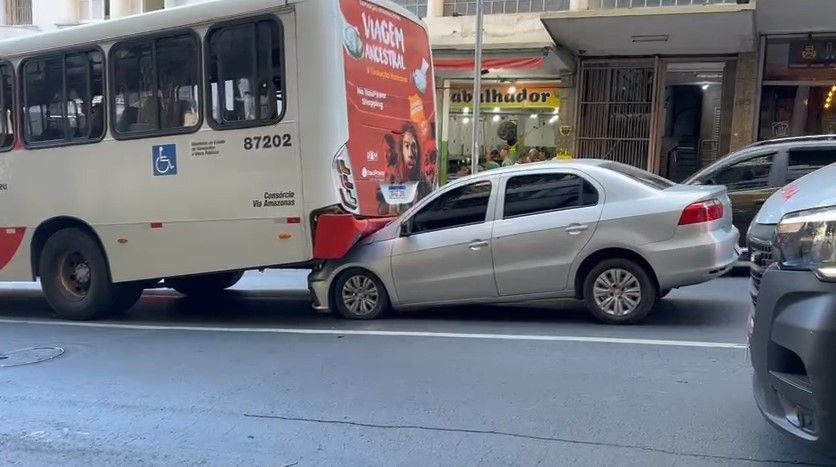 Motorista de aplicativo passa mal e bate carro em traseira de ônibus