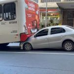 Motorista de aplicativo passa mal e bate carro em traseira de ônibus