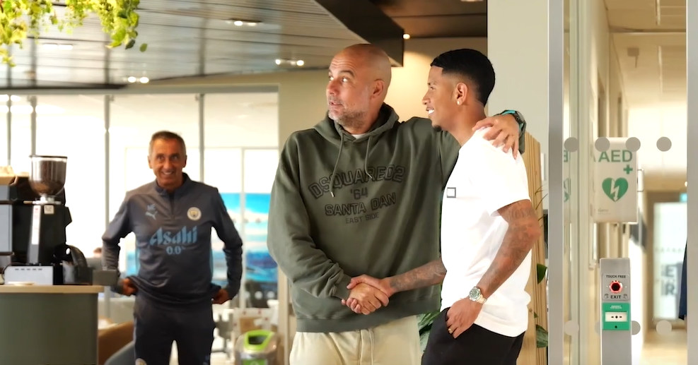 Reforço do City, ex-Atlético tem primeiro encontro com brasileiros e Guardiola; assista