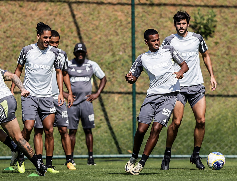 Atlético encaminha empréstimo de zagueiro ao São Paulo; veja detalhes