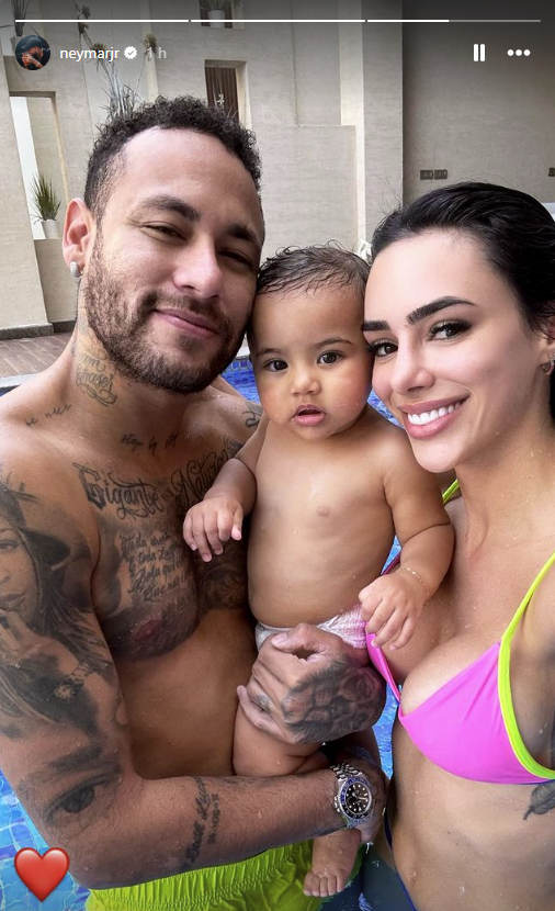 Neymar publica foto ao lado de Biancardi e Mavie após assumir a terceira filha