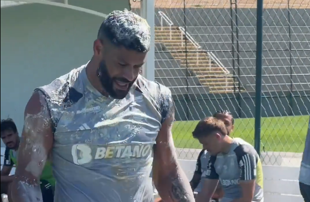 Treinamento no Atlético é marcado por trote de jogadores em Hulk