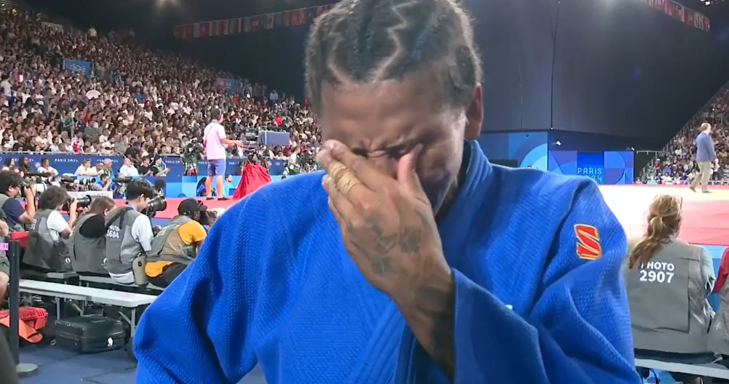 Rafaela Silva chora após ficar fora do pódio em Paris: 'Trabalhei muito por essa medalha'