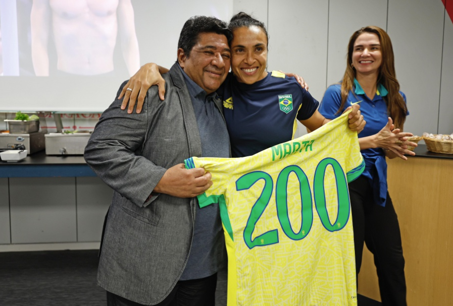 Marta alcança marca de 200 jogos com a camisa da Seleção e recebe homenagem