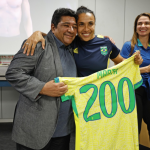 Marta alcança marca de 200 jogos com a camisa da Seleção e recebe homenagem