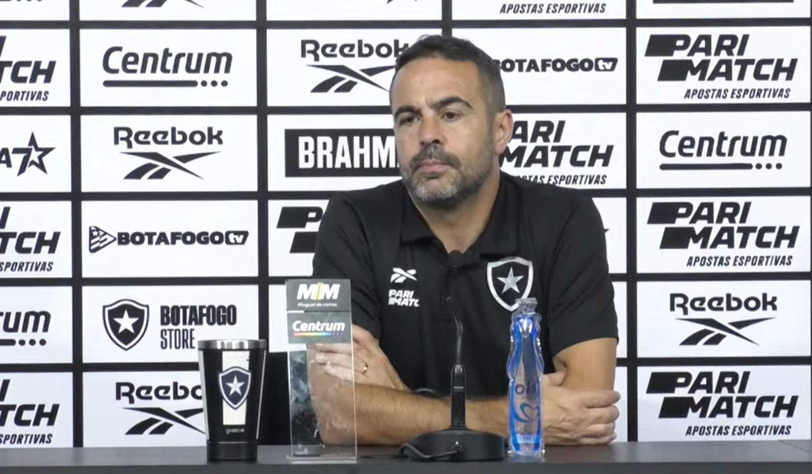 Artur Jorge admite dificuldades com lesões no Botafogo e reage às vaias
