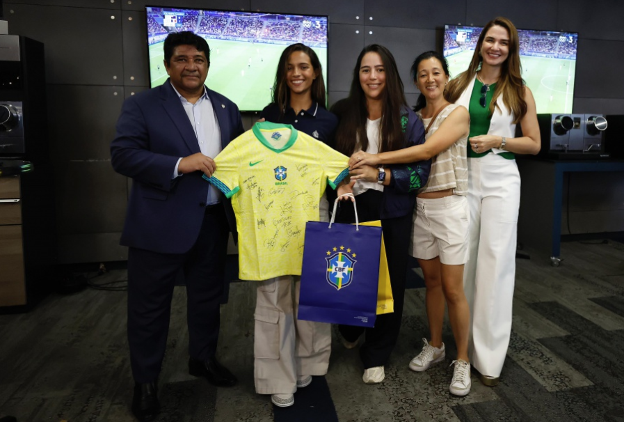 Seleção Brasileira Feminina de Futebol recebe visita de Rayssa Leal, bronze em Paris