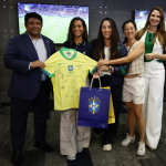 Seleção Brasileira Feminina de Futebol recebe visita de Rayssa Leal, bronze em Paris