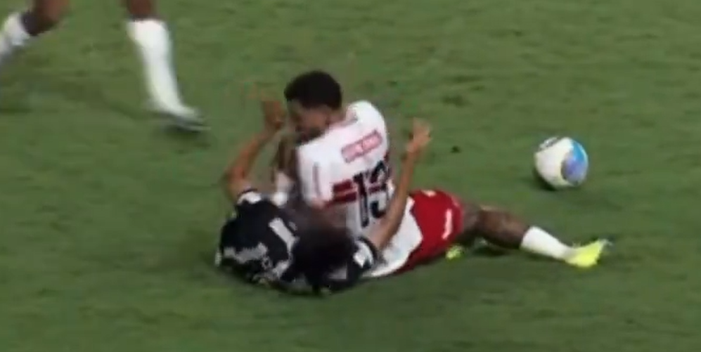 Titular do CRB dá cotovelada em Scarpa, do Atlético, é expulso e vira desfalque