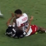 Titular do CRB dá cotovelada em Scarpa, do Atlético, é expulso e vira desfalque