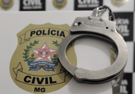 Logo da PCMG ao lado de algema