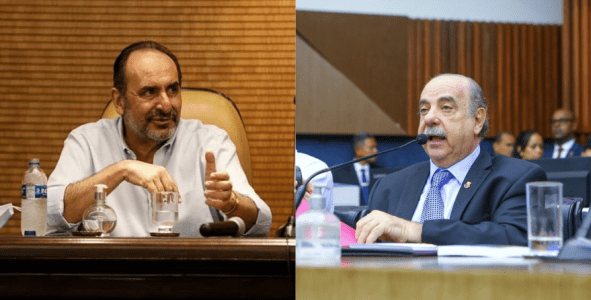 No canto esquerdo, Alexandre Kalil. Ele é um homem branco, usa camisa social branca e está sentado em uma cadeira bege. Na frente dele, uma mesa com um copo de vidro, um microfone e uma garrafa de água. No canto direito, Fuad Noman. Ele é um homem branco, na imagem fala em um microfone, usa um terno cinza, uma gravata azul e uma blusa social azul clara.