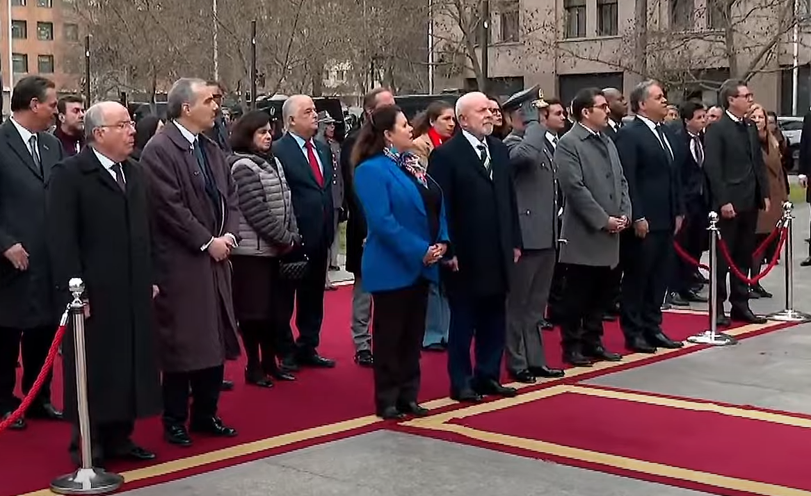 Lula recebe vaias do público durante cerimônia no Chile