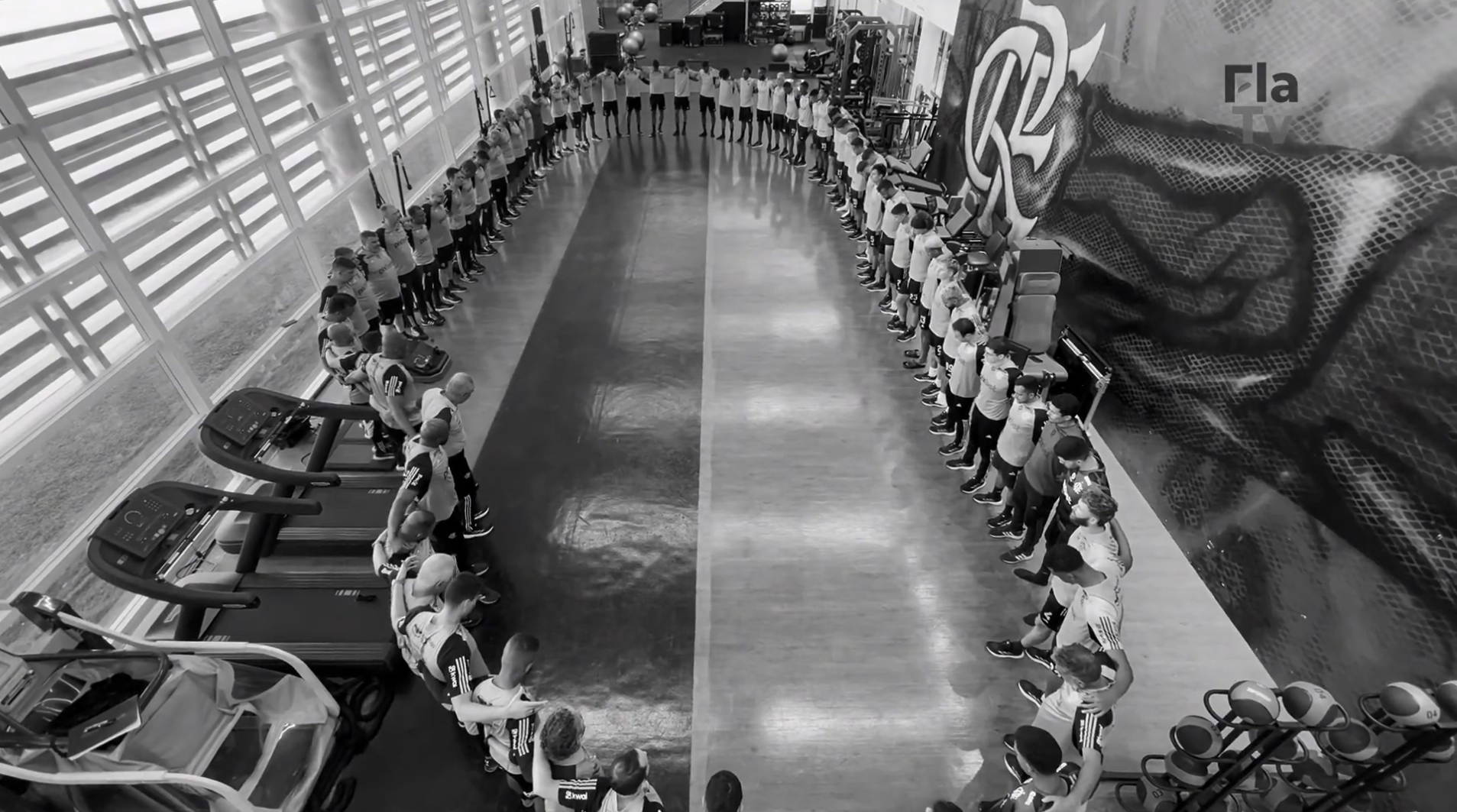 Jogadores e comissão técnica do Flamengo prestam homenagem a Adílio; veja