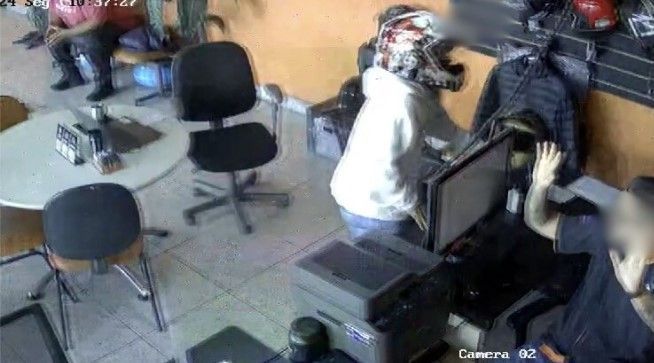 Homens armados invadem concessionária em BH e roubam motos avaliadas em R$ 60 mil: 'estou em choque'