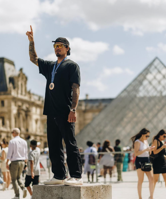 Gabriel Medina ‘recria’ foto icônica em frente ao Museu do Louvre, em Paris; veja