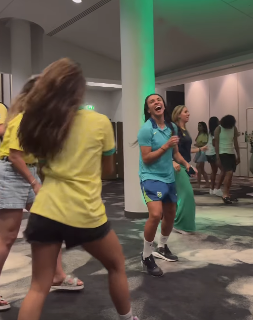 Marta e Rayssa Leal celebram prata ao som de Joelma; assista