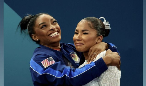 Biles sai em defesa de colega e dispara após mudança em pódio de Rebeca