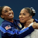Biles sai em defesa de colega e dispara após mudança em pódio de Rebeca