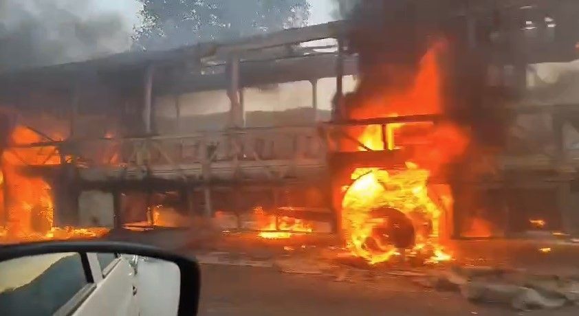 'Mandaram a gente descer e atearam fogo', diz passageiro de ônibus incendiado na Grande BH