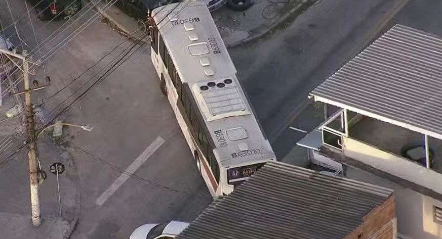 Ônibus é sequestrado e usado como barricada durante operação policial em comunidade no RJ