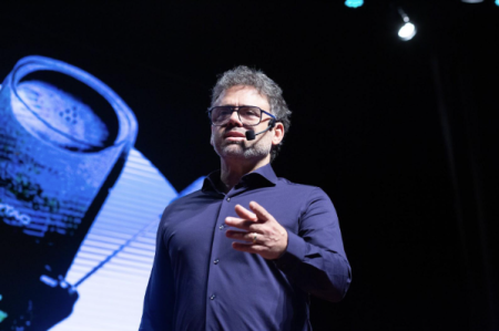 O músico e empreendedor Henrique Portugal, no palco do Minas Summit