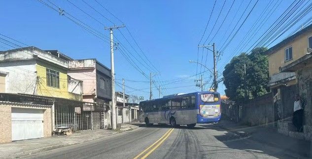 Criminosos sequestram ao menos 12 ônibus e caminhões para usar como barricada contra PM no RJ