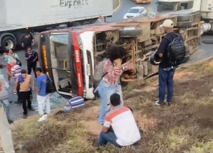 Vídeo: ônibus metropolitano se envolve em acidente na BR-040, na Grande BH