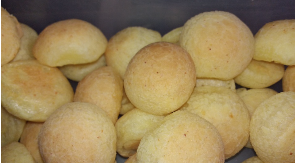 Distribuição gratuita de Pão de Queijo atrai centenas de pessoas ao Mercado Central