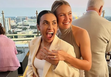 Marta e Carrie Lawrence ficam noivas nos Estados Unidos; assista
