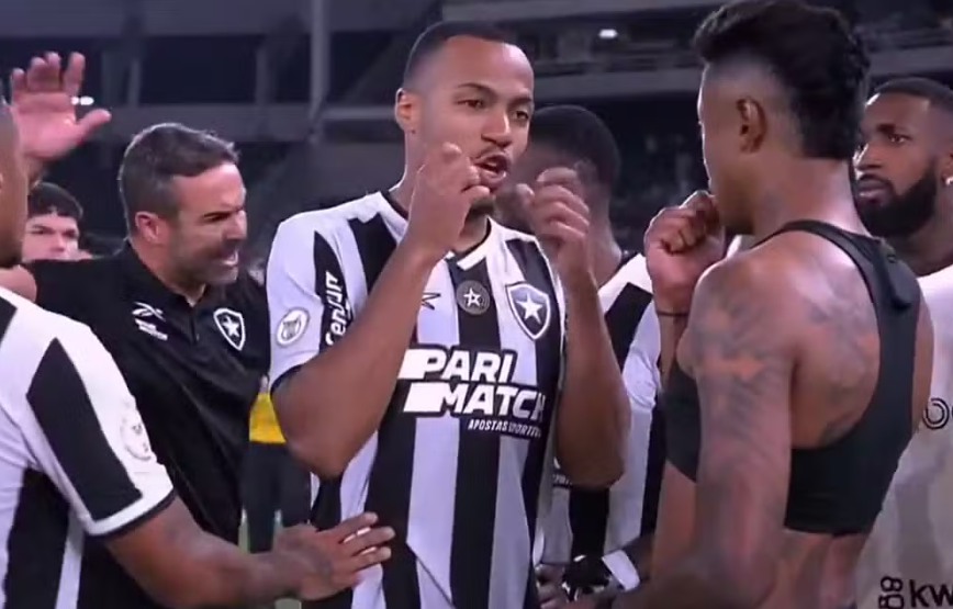 Bruno Henrique diz que foi agredido por Gatito: 'Soco pelas costas de um covarde'