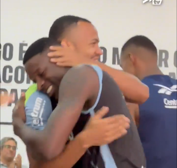 Luiz Henrique celebra convocação para a Seleção com o elenco do Botafogo; veja