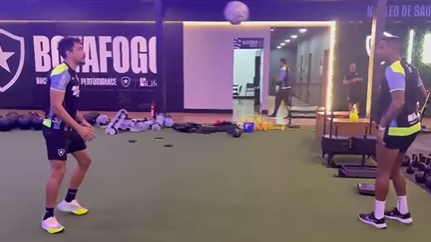 Júnior Santos e Eduardo batem bola e animam torcida do Botafogo; veja