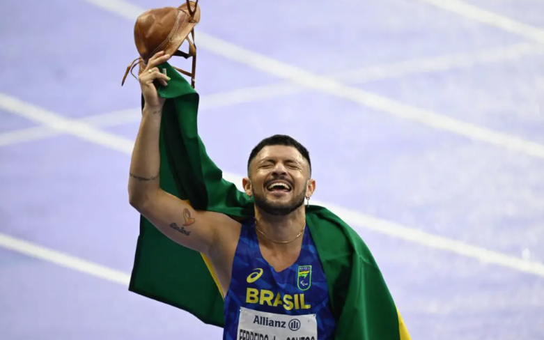 Paralimpíada: brasileiro conquista terceiro ouro consecutivo nos 100m do Atletismo