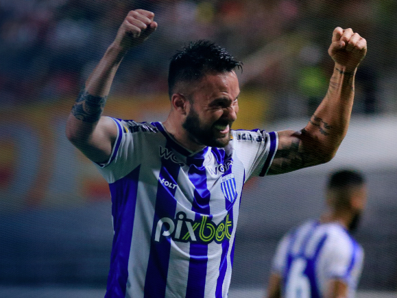 Ex-Cruzeiro brilha, Avaí vence CRB fora de casa e cola no G4 da Série B