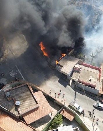 Incêndio em Ribeirão das Neves atinge rede elétrica e deixa quase 100 casas sem luz