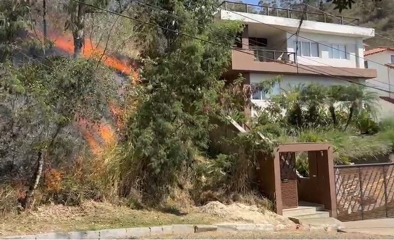 Incêndio em condomínio de Nova Lima começou após explosão em transformador e quase atingiu casas