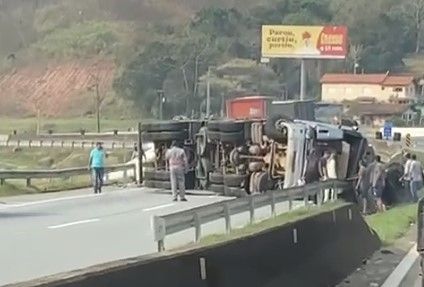 Carreta carregada com abacaxi tomba e interdita totalmente a Rodovia Fernão Dias, no Sul de Minas