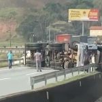Carreta carregada com abacaxi tomba e interdita totalmente a Rodovia Fernão Dias, no Sul de Minas
