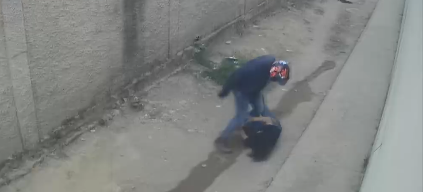 Vídeo: assaltantes agridem com socos e pontapés mulher que estava a caminho do trabalho na Grande BH