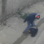 Vídeo: assaltantes agridem com socos e pontapés mulher que estava a caminho do trabalho na Grande BH