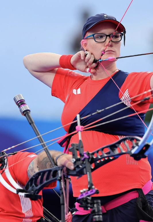 Atleta britânica se torna primeira grávida a conquistar ouro em uma Paralimpíada