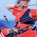 Atleta britânica se torna primeira grávida a conquistar ouro em uma Paralimpíada