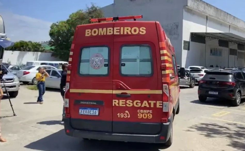 Presa, mãe de Deolane Bezerra volta a delegacia após passar mal e ser levada a hospital