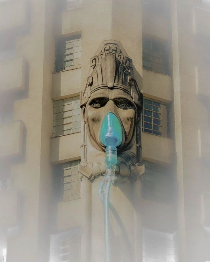 Imagem de carranca do Edifício Acaiaca com máscara de oxigênio viraliza em meio a dias de fumaça em BH