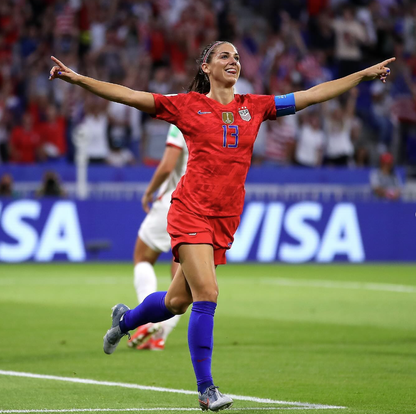 Bicampeã mundial, Alex Morgan anuncia aposentadoria dos gramados