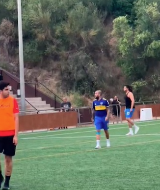 Condenado por estupro, Daniel Alves faz aparição em partida de futebol na Espanha