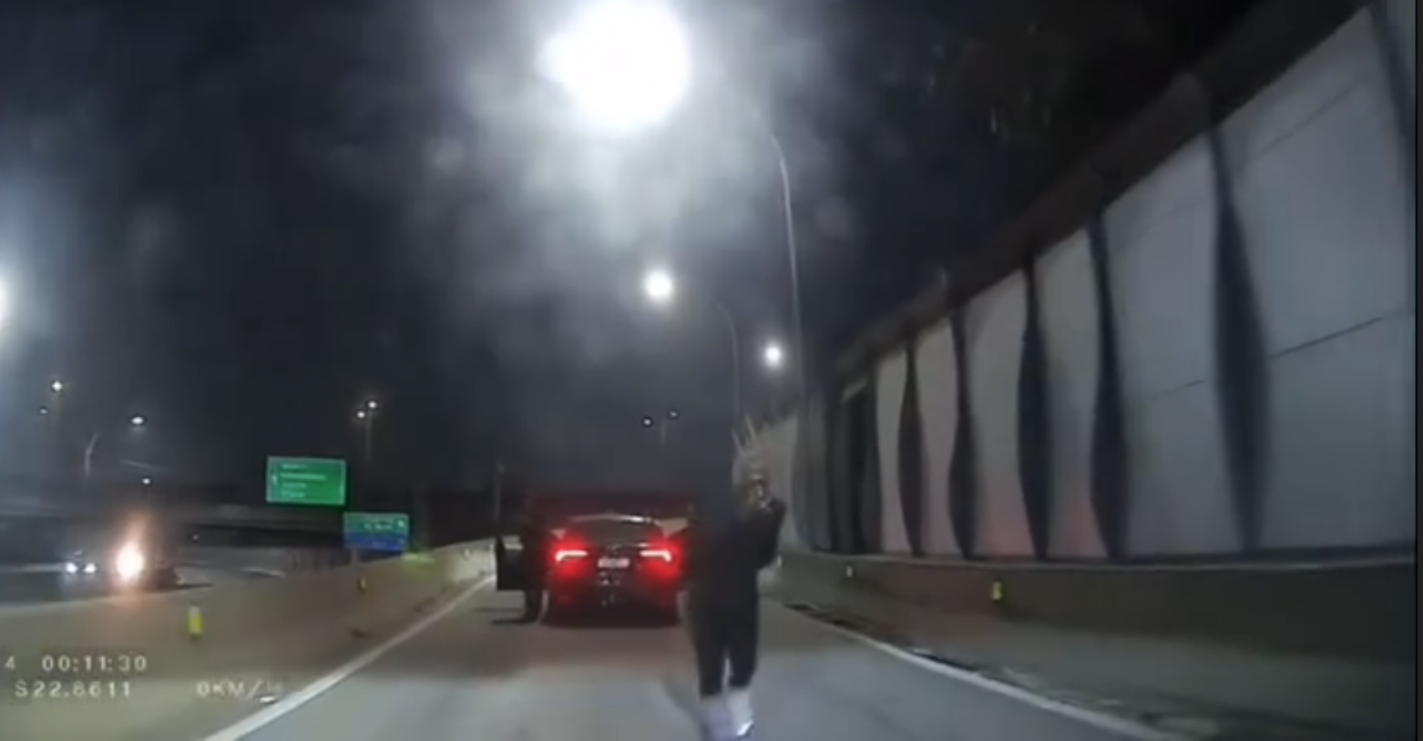 Vídeo: casal foge de tentativa de assalto na Linha Vermelha, no RJ