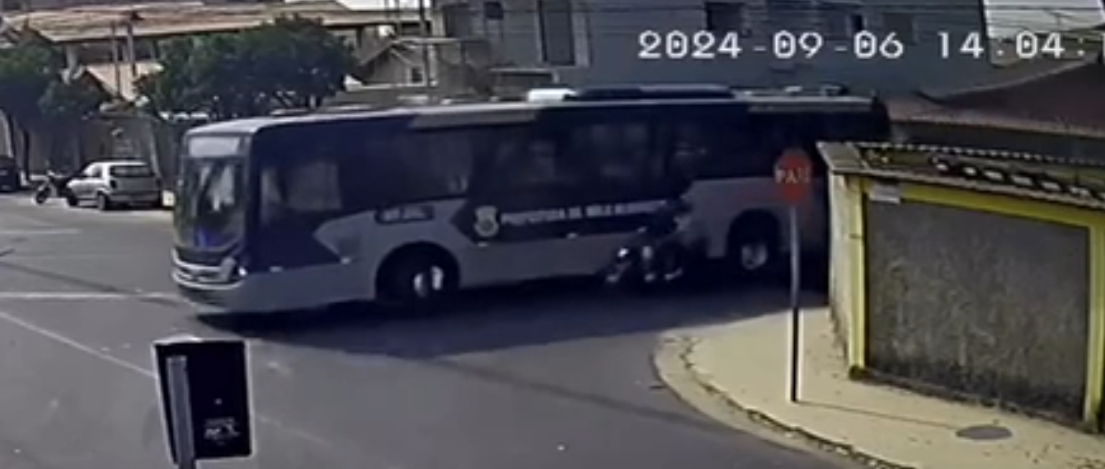 Vídeo: motociclista de aplicativo morre após ser atingido por ônibus em BH